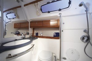Bavaria 46 Cruiser -Naßzelle vorne im Schiff mit Dusche und Toilette