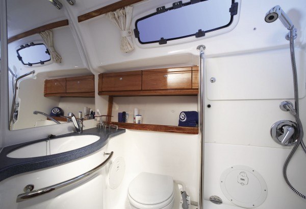 Bavaria 46 Cruiser -Naßzelle vorne im Schiff mit Dusche und Toilette