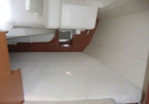 Beneteau Oceanis 31 - ein großes Doppelbett über die Breite des Schiffes