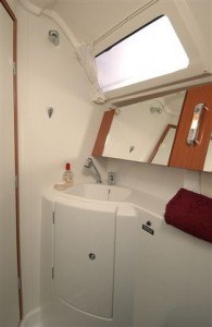 Beneteau Oceanis 31 - Naßzelle mit Toilette & Dusche
