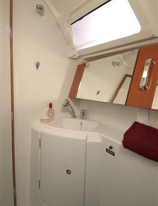 Beneteau Oceanis 31 - Naßzelle mit Toilette & Dusche