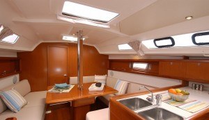 Beneteau Oceanis 34 - Salon gesehen von der Küche