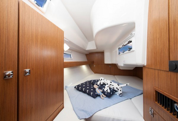 Bavaria 33 - geräumige Kabine hinten mit einem Doppelbett