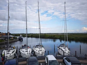 Segelyachten im Hafen im Rahmen einer Segelyacht Vermietung