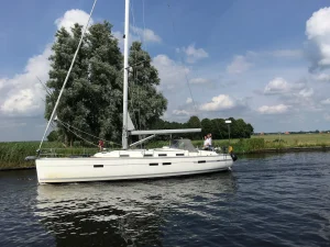 Segelyacht auf dem IJsselmeer während eines Sailing Holland Segelurlaubs