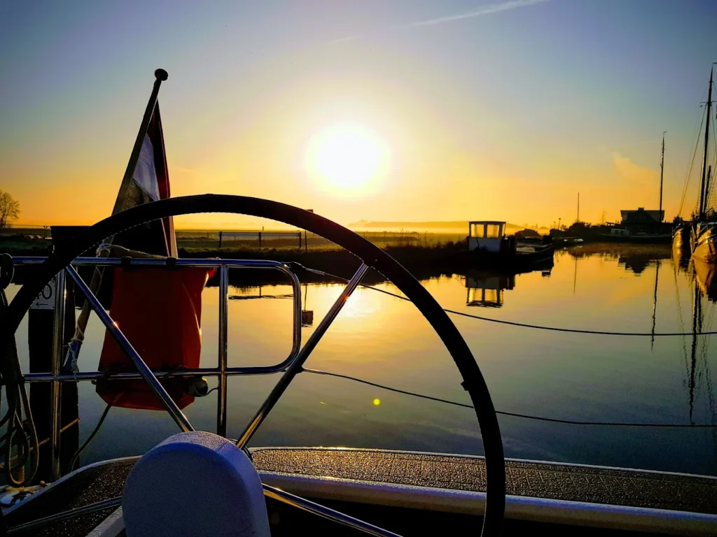 Segelyacht von Enjoy Sailing auf den Friesischen Seen nahe Sneek in den Niederlanden