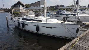Modernes Segelboot auf offenem Wasser bei Segelyacht Vermietung